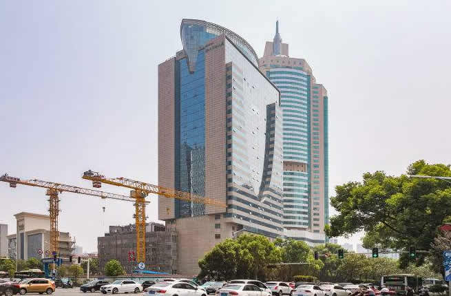 長沙華僑國際定制了一套不銹鋼污水提升系統(tǒng)解決地下室衛(wèi)生間排污問題